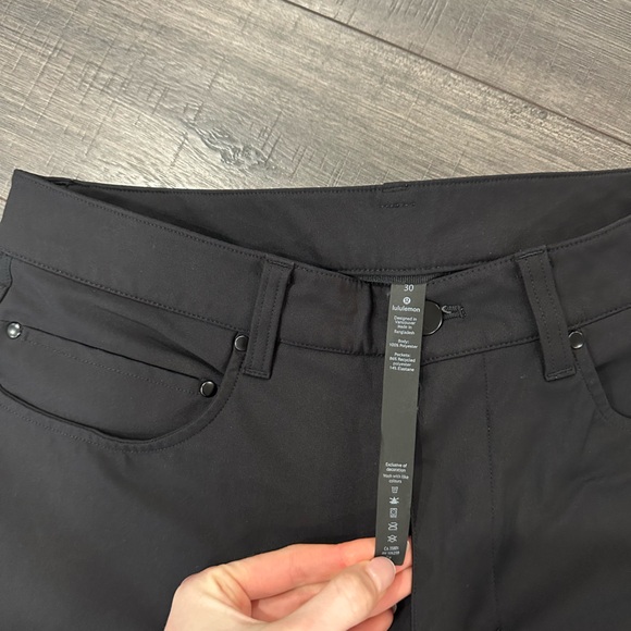 Mens Lululemon ABC Pant in Black - Picture 2 of 5